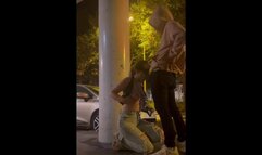 Jeune salope suce un inconnue dans la rue