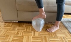 PLAYNG WITH THE BALLOON WITH HER BARE FEET NON POP- MOV HD