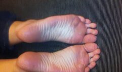 JERK OVER GIANT SEXY SOLES - PHOTO VIDEO - FULL HD