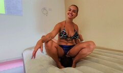 Face sitting new slave, part 2, by Manu Albertine and Slave olho trocado - FULL HD