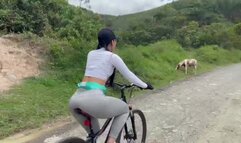 Chica colombiana de cuerpo atlético es follada en un lugar turístico.