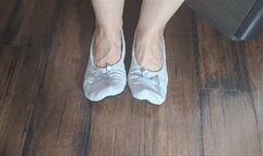 Deep toe wiggle in grey ballet flats V