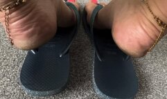 FeetWonders dirty feet flip flops and pink toes