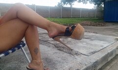Very high heels that swing from the feet of the goddess Roxana (3)