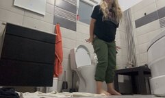 Big ass blonde morning toilet with FARTS