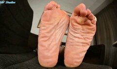 GILF s quick feet and soles - MOV