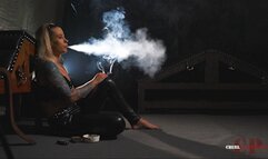 Smoking alone II 4K MP4