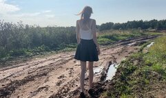 A girl in high-heeled shoes wanted to smear her shoes with mud, but did not expect that it would be so deep that her feet would be sucked inside