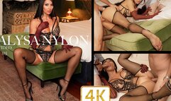 ALYSA EN BAS NYLON AVEC DEUX HOMMES SE FAIT CARESSER LES PIEDS ET LES JAMBES AVANT DE SE FAIRE BAISER