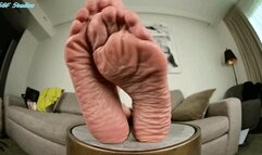 Latina GILF, high arches and super wrinkly soles - MOV