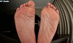 GILF s soles back for a rub down - MOV