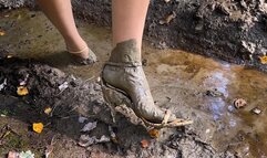 Carolina Herrera Sandals Got Stuck in Mud, High Heels in Mud, Sandals Stuck, Wet High Heels