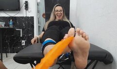 Cristal in Glaucia's soles tickle attack