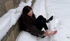 Alena twisted ankle in snow, girl walks in one shoe, twisted ankle girl, high heels on snow