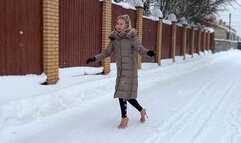 High heels flip flops in snow, high heels in snow, slippery high heels, girl walking on high heels in snow