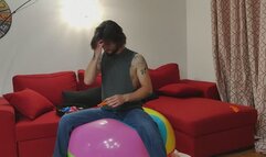 Léo pop balloons and his giant beach ball