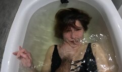 Bathtub underwater hold your breath fetish milf