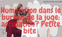 Bienvenue dans le bureau de la juge - accusation petite bite