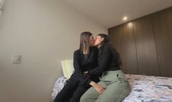 Aprendo a follar con lesbianas porque mi vecina me enseña