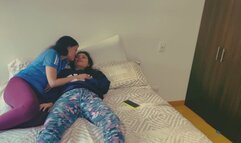 Dos lesbianas follan en la cama