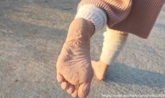 Yingying climbs a mountain with bare feet, feet were covered with mud, and show her dirty soles to you