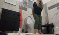 Big ass blonde morning toilet with FARTS'