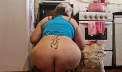 STEP MOM'S BUTTCRACK WHILE CLEANING