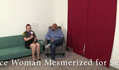 Mesmerized Police woman uses her mouth for service