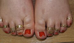 Red pedicure on short toes: admiration is optional!