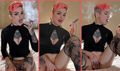 720p Cigar-Smoking Lace Fingers Herself to Orgasm