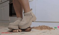 Mila in UGG - Crunchy buns