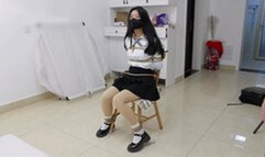 xy286-A girl in a JK short skirt and flesh-colored stockings is tied to a chair with ropes