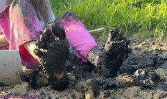 Muddy Feet Heaven - Barefoot in Smelly Mud (HD)