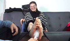 Tickle Jiaqi's cotton socks and bare soles, she laughs happily