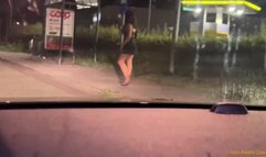 Si ferma davanti a una prostituta per strada e la scopa nel parcheggio. Escort