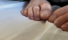 MASSIVE CUMSHOT OVER TOES - SD