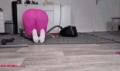 Mila - Balloon week - vacuuming