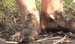 Naughty girl Titi gets her feet dirty (4K)