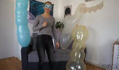 Foxys rides big figurine balloons