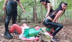 Latex Facesitting in the woods