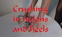 Crushing in nylons and heels - Zerquetschen in Nylons und Absätzen