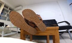 MIYA piano stool drying toes 360VR