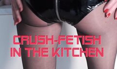 Crush-fetish in the kittchen - Crush-Fetisch in der Küche