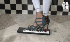 Small Organ under high heel sandals