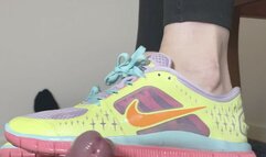 Shoejob with Nike Free, cum inside! (including braces close-up)