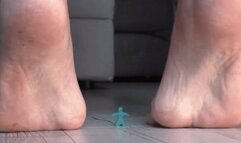 Italian girlfriend - Giantess crush tiny clay man dirty feet soles toe crush big toe gts fetish