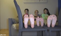 mutual comparison of big feet and small soles