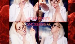 Topless Homeoffice smokerbreak with curvy Queen Joan
