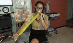 Lucy Purr Blows and Twists Entertainer Balloons (MP4 - 720p)