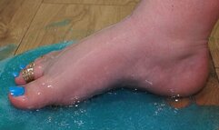 Blue and purple gel on bbw's feet (No talking)